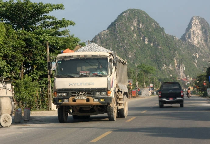 Xe chở đ&aacute; cao ng&uacute;t th&ugrave;ng h&agrave;ng chạy tr&ecirc;n QL6 (qua H