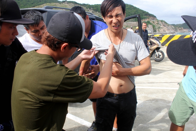 L&yacute; Hải bị thương tr&ecirc;n phim trường Lật mặt 2