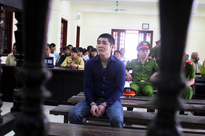 ke-tam-xang-thieu-chet-vo-con-bat-khoc-tai-toa