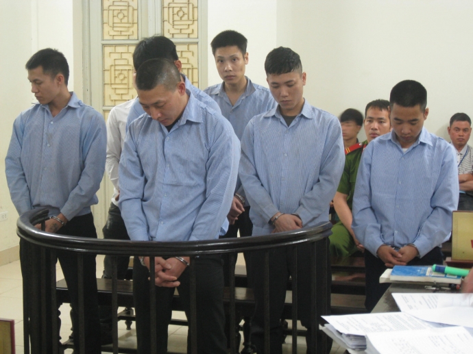 băng nh&oacute;m trấn tiền nh&agrave; xe tại bến mỹ đ&igrave;nh