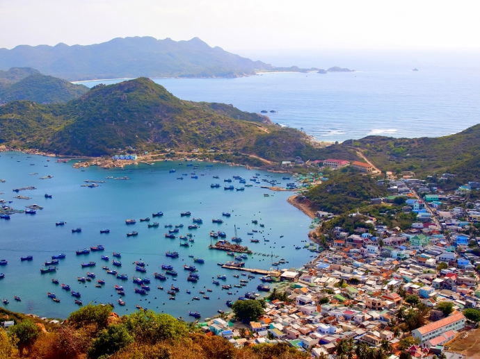 B&atilde;i Mu R&ugrave;a tấp nập t&agrave;u c&aacute;