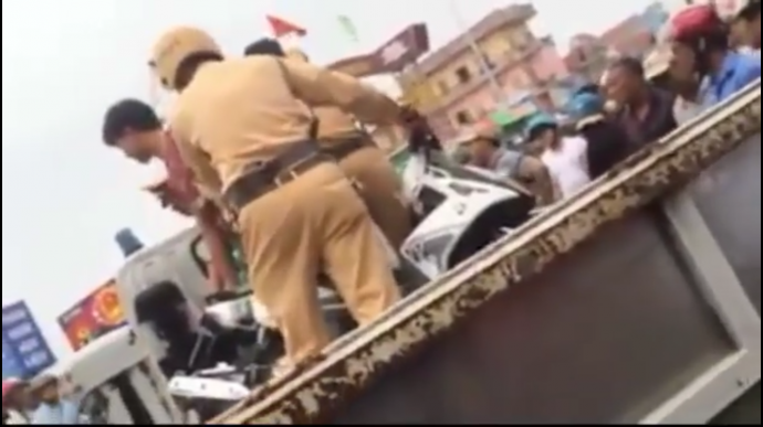 CSGT khênh xe người vi phạm