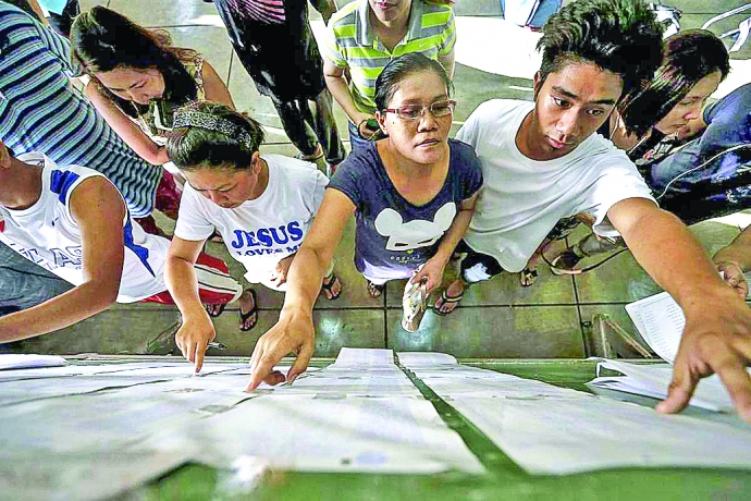 Người dân Philippines đang theo dõi tên các ứng vi