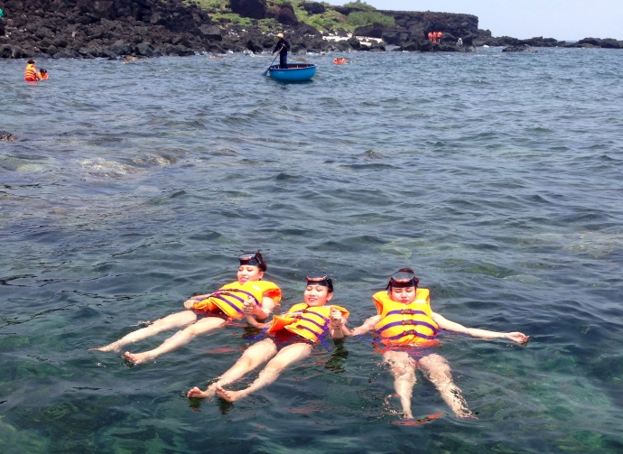 Thay ảnh n&agrave;y.Du kh&aacute;ch thả m&igrave;nh dưới l&agrave;n nước trong