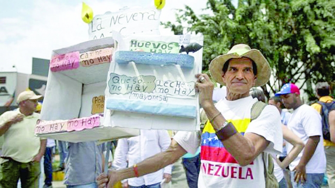 Những người biểu t&igrave;nh ủng hộ phe đối lập phản đối 