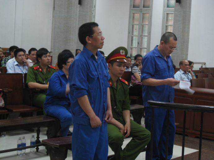 ĐBQH Ch&acirc;u thị Thu Nga l&agrave; người ngồi sau ph&iacute;a dưới