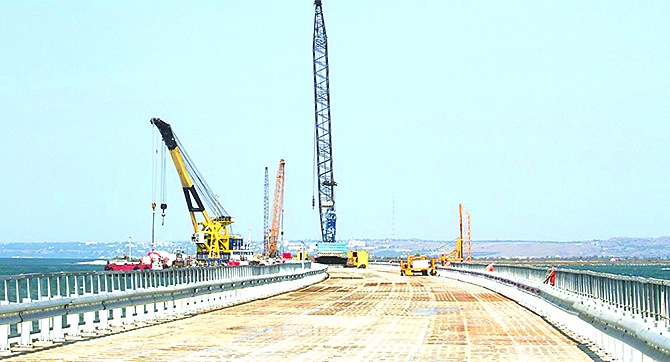 Nga buộc phải l&ugrave;i hạn x&acirc;y cầu Kerch nối quần đảo C