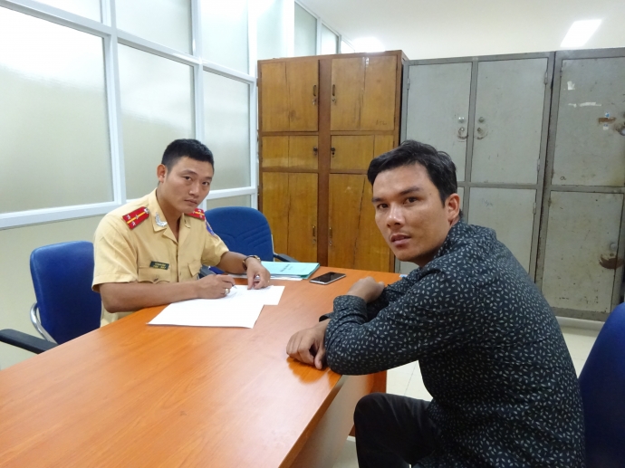 xử phạt t&agrave;i xế đi ngược chiều