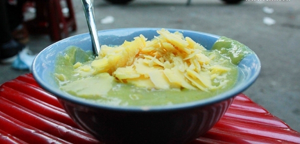 ch&aacute;o kho&aacute;i c&oacute; m&agrave;u xanh m&aacute;t được nhuộm từ rau ng&oacute;t