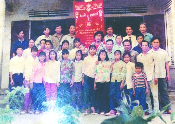 &ocirc;ng Vinh v&agrave; gia đ&igrave;nh c&aacute;c học sinh được &ocirc;ng cứu sốn