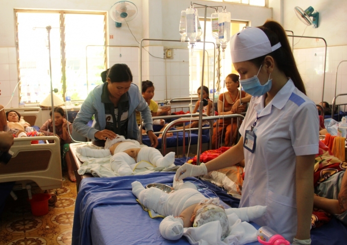 chồng d&ugrave;ng xăng thi&ecirc;u sống cả nh&agrave;