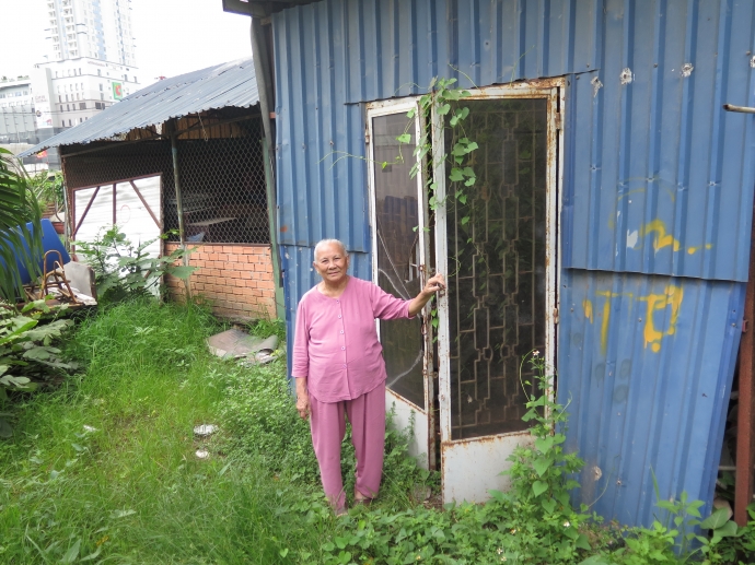 cụ b&agrave; thắng kiện