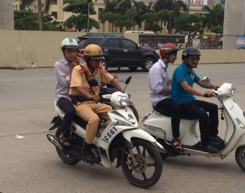 CSGT đưa th&iacute; sinh đi thi