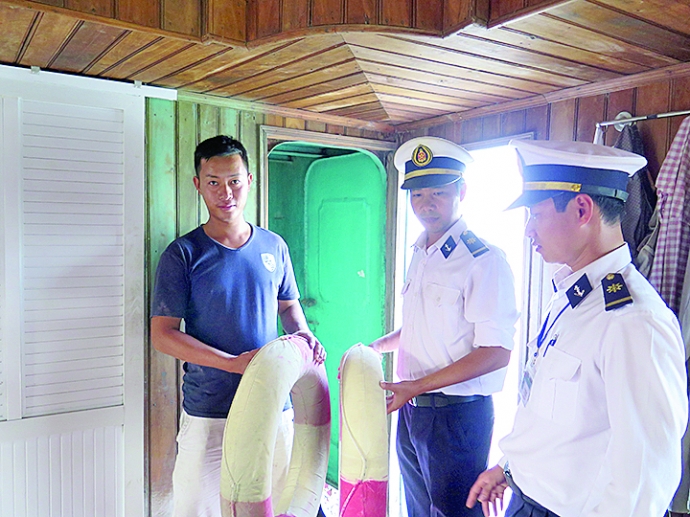 anh, Cang vu vien kiem tra phuong tien cap mot ben