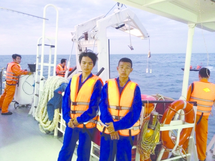 2 ngư d&acirc;n được cứu t&agrave;u c&aacute; Phước Tỉnh ng&agrave;y 12 th&aacute;ng