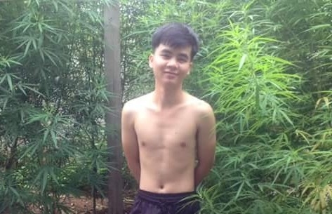 Chân dung Hùng đứng chụp với vườn cần sa được trồn