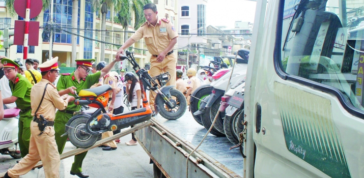 Xegiaothong_xe_may_dien_tung_hoanh_khong_bien_so