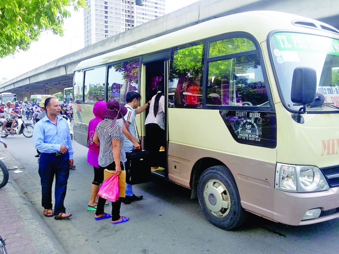 Nh&agrave; xe Minh Kiệm đ&oacute;n kh&aacute;ch tr&ecirc;n đường Phạm H&ugrave;ng, H