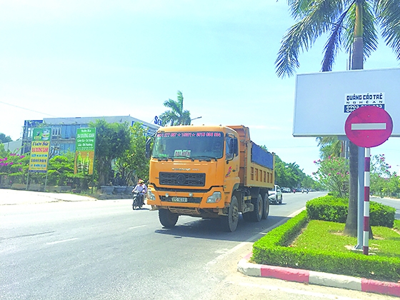 Xe tải chạy tr&ecirc;n đại lộ L&ecirc; nin , Tp. Vinh s&aacute;ng 19.