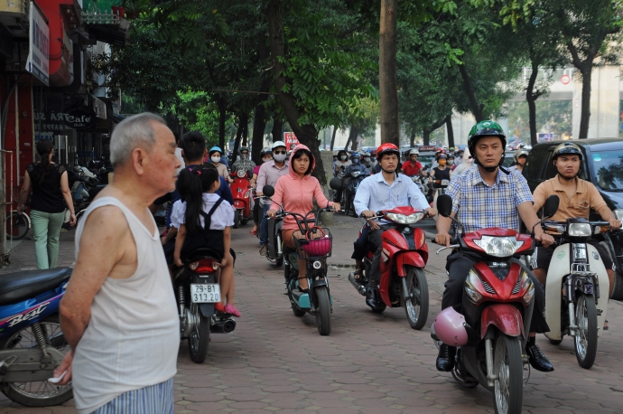 Nhiều người sẵn s&agrave;ng phi xe l&ecirc;n h&egrave; chiếm đường của