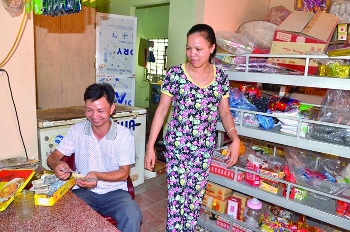 Nụ cười lu&ocirc;n nở tr&ecirc;n m&ocirc;i đ&ocirc;i vợ chồng tật nguyền