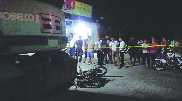 hiện trường vụ TNGT l&agrave;m 2 em học sinh tử vongd