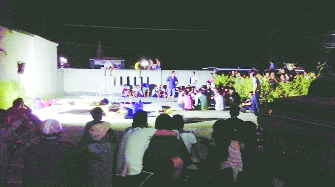 người nh&agrave; 2 em học sinh ng&ograve;i trước thi thể e Q v&agrave; 