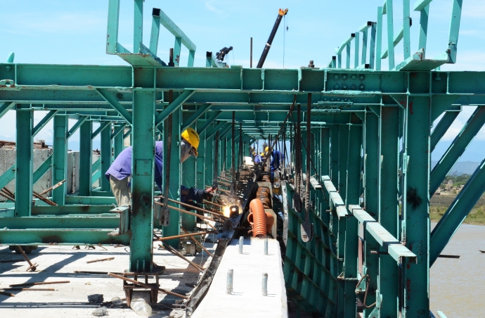 C&aacute;c c&ocirc;ng nh&acirc;n thi c&ocirc;ng bờ bo lan can cầu