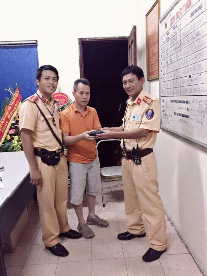 CSGT nhặt được v&iacute; tiền