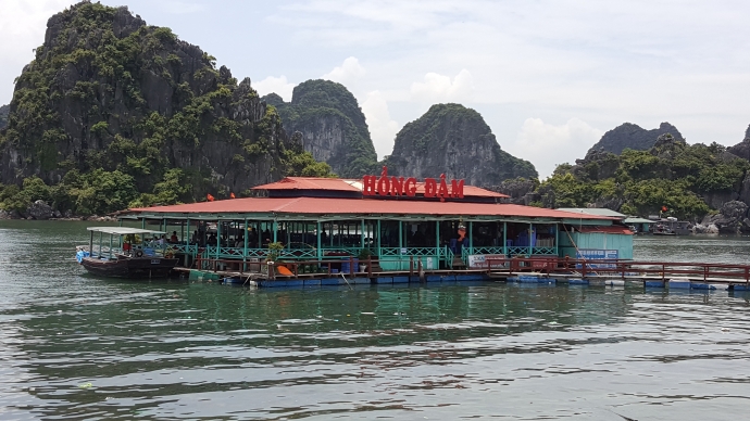 nh&agrave; h&agrave;ng nổi