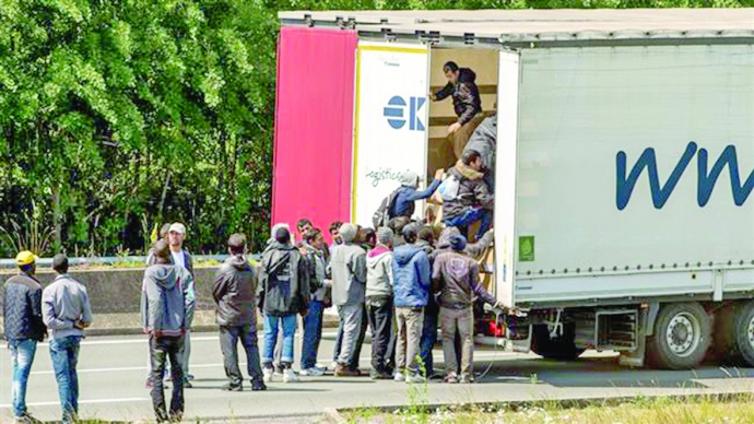 Một xe tải chở người tị nạn từ th&agrave;nh phố Calais v&agrave;