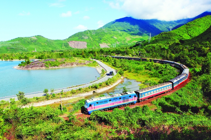 T&agrave;u qua đ&egrave;o Hải V&acirc;n. Ảnh Ng&ocirc; Vinh (2)