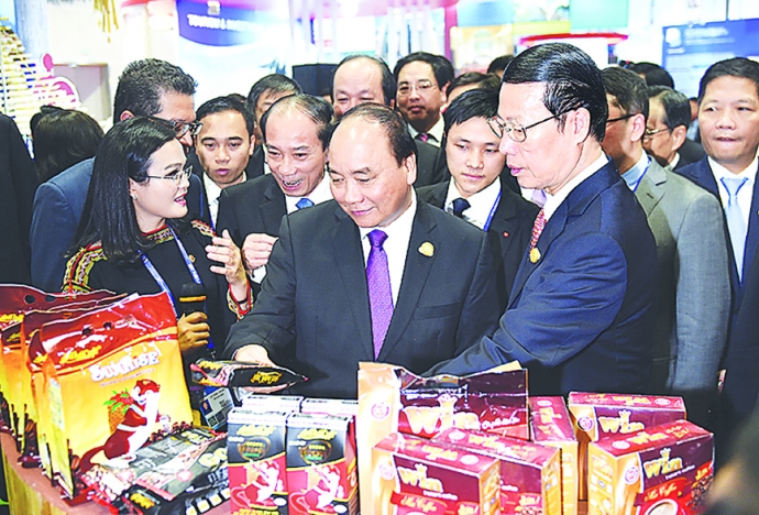 Thủ tướng Nguyễn Xu&acirc;n Ph&uacute;c giới thiệu với  Ph&oacute; Thủ