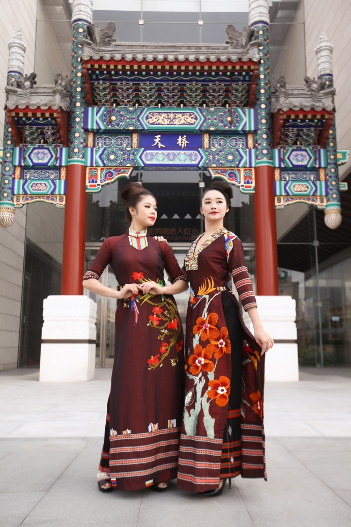 BST Hương Sắc Việt m&agrave; NTK Lan Hương giới thiệu tại