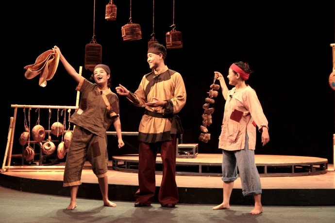 Cảnh trong vở Lời n&oacute;i dối cuối c&ugrave;ng (7)