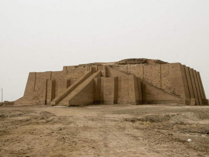 C&ocirc;ng tr&igrave;nh Ziggurat of Ur  nằm ở ph&iacute;a nam Iraq ng&agrave;