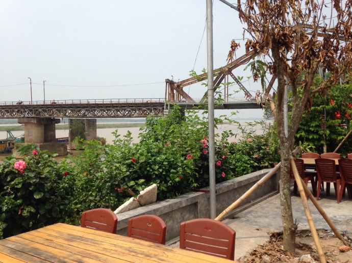 qu&aacute;n nhậu được x&acirc;y s&aacute;t m&eacute;p s&ocirc;ng Hồng