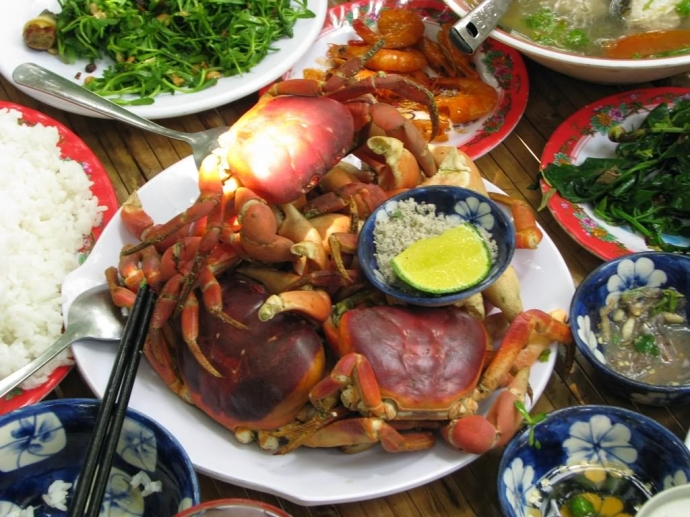 Cua đ&aacute; c&oacute; thịt b&eacute;o ngậy v&agrave; đầy gạch, c&agrave;ng cua rất 