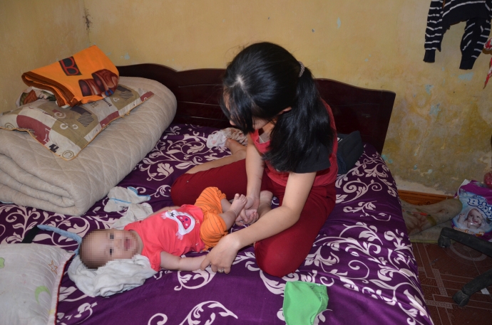 Cháu M. lúng túng bên cô con gái nhỏ