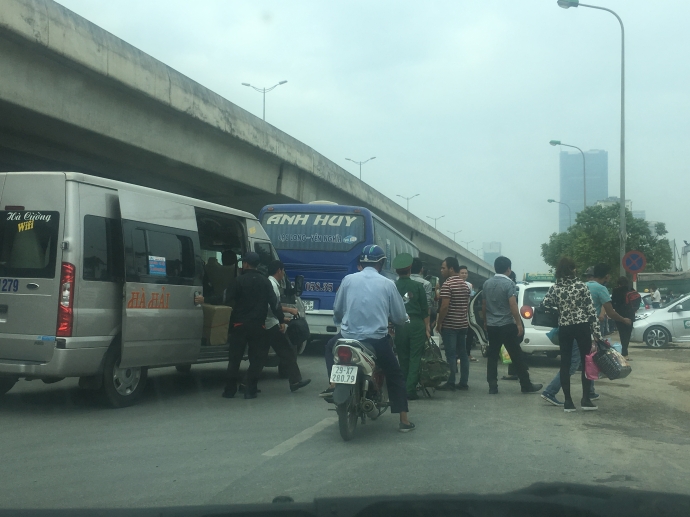 Xe khách Nam Hà Hải và Anh Huy nối đuôi nhau bắt k