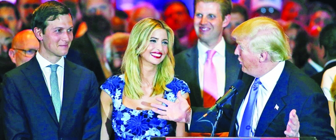 Tổng thống đắc cử Donald Trump trao đổi c&ugrave;ng con g