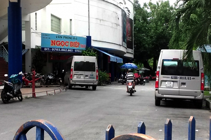 -Ph&ograve;ng v&eacute; v&agrave; bến xe d&ugrave; của nh&agrave; xe Trung Ki&ecirc;n tại k