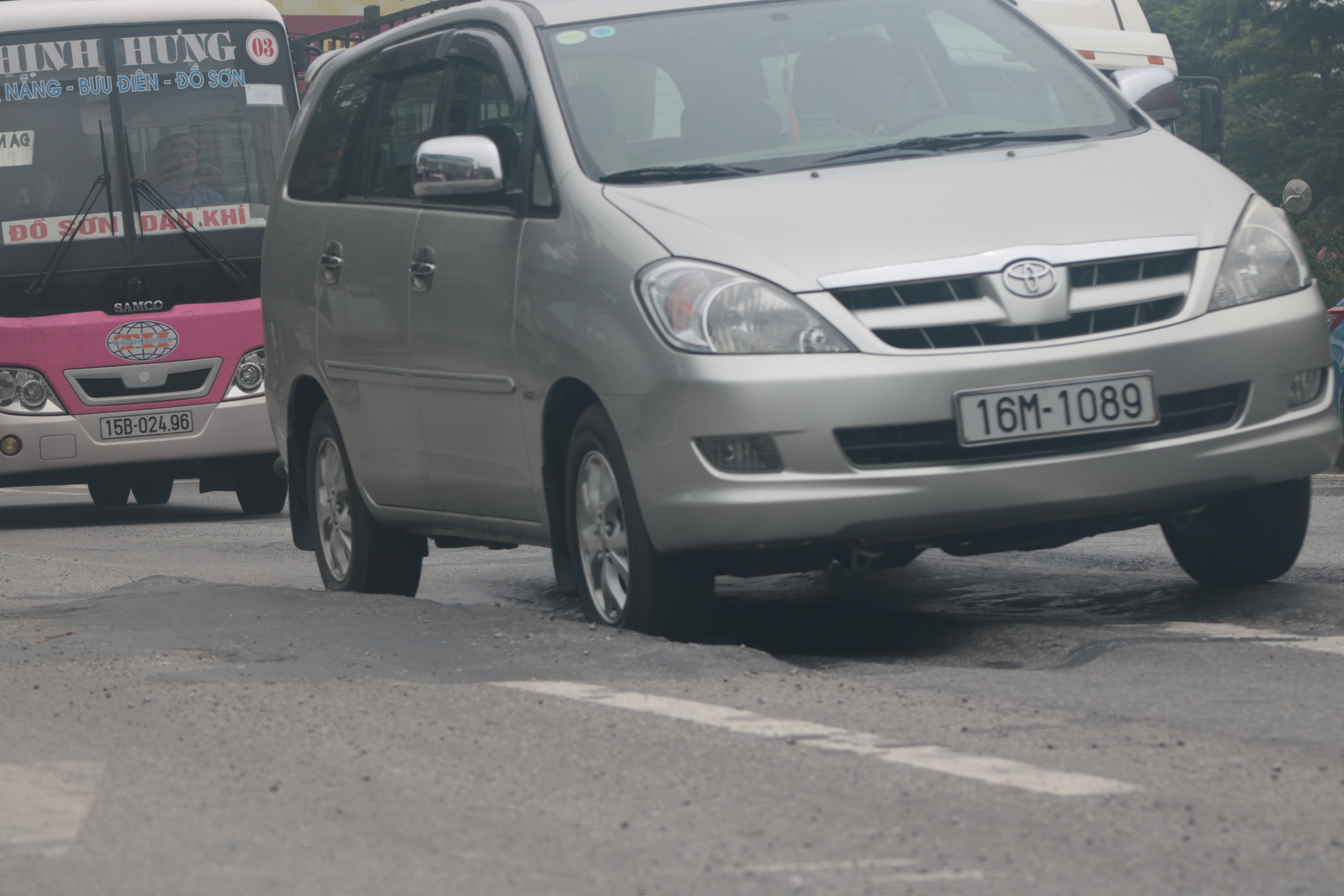 C&aacute;c phương tiện chật vật đi qua đoạn đường xuống c