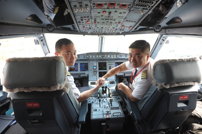 Doan phi cong lai tau bay A321 dau tien tu Duc ve 