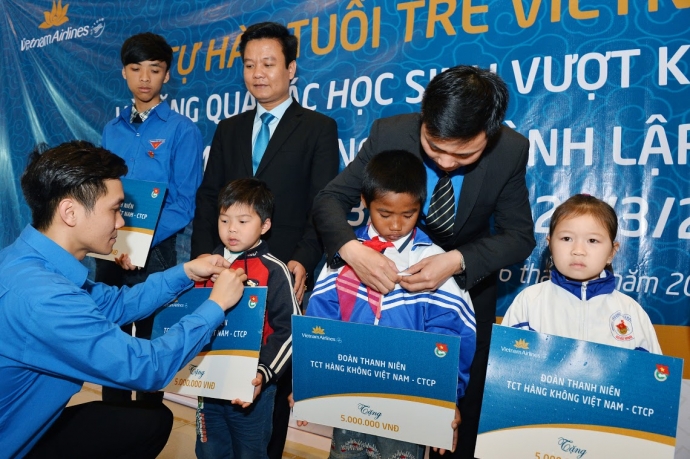 7. Tặng huy hiệu đoàn và sổ tiết kiệm 