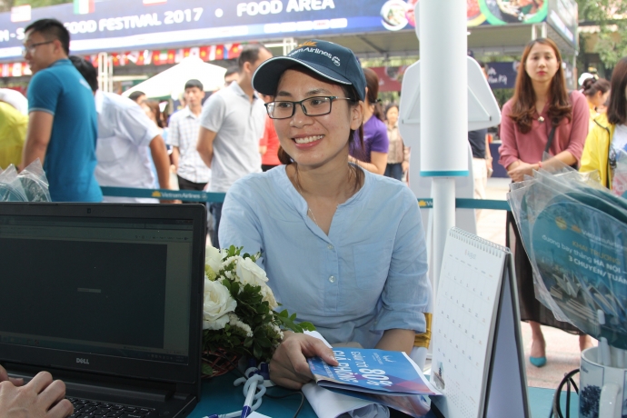 Chi Lan,sn 1989 lan dau tien mua duoc ve khu hoi H