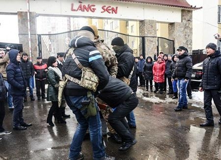 lang-sen-cua-nguoi-viet-o-ukraine-bi-kham-xet_2910