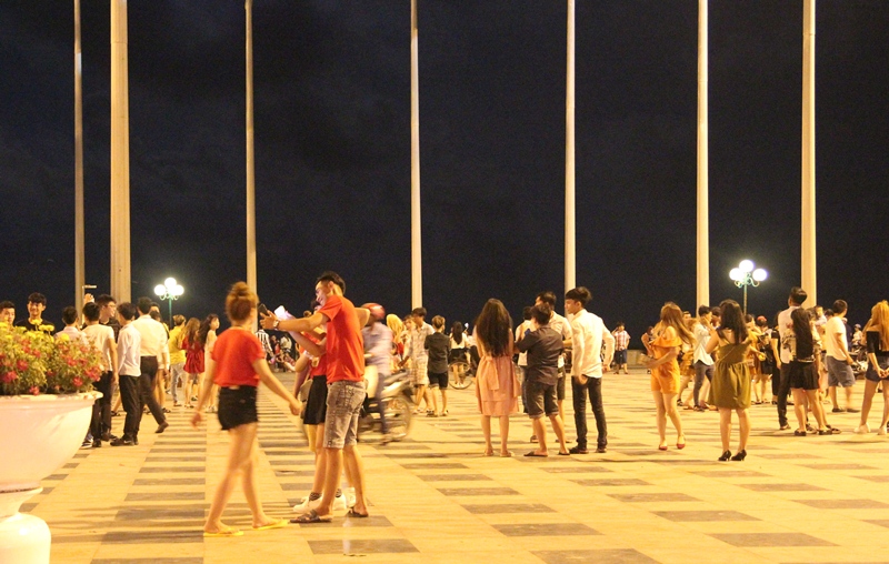 2. C&aacute;c bạn trẻ check-in tại c&ocirc;ng vi&ecirc;n B&atilde;i Sau