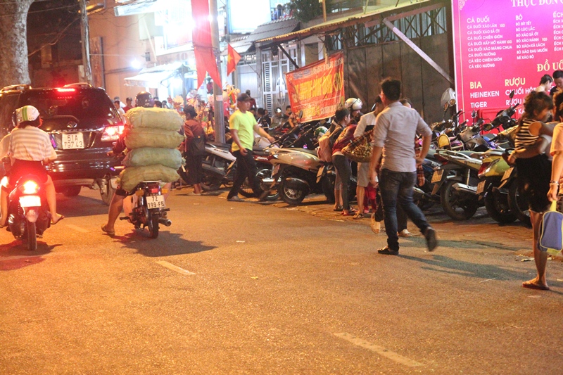 5. Một số qu&aacute;n ăn kh&ocirc;ng c&ograve;n chỗ giữ xe