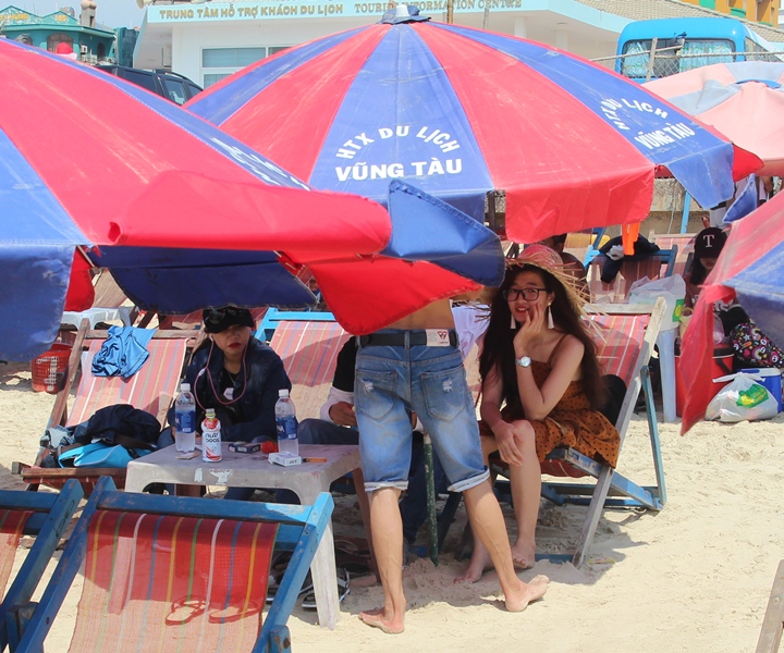 18. Nhiều người đẹp vẫn c&ograve;n e d&egrave; với &aacute;nh nắng ch&oacute;i